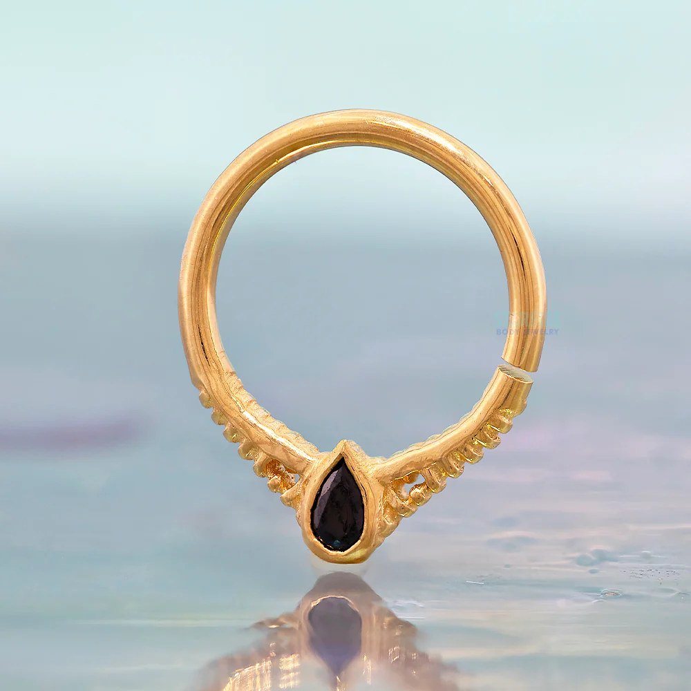 "Pema" Seam Ring in Gold with Brilliant-Cut Gems - Image 2